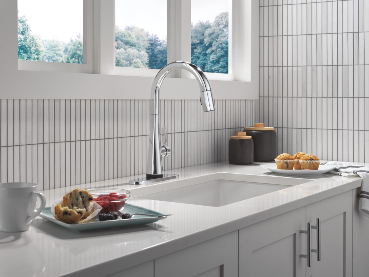 DELTA Monrovia Touch2O Technology Kitchen Faucet with Touchless Technology — Lumicoat® Chrome