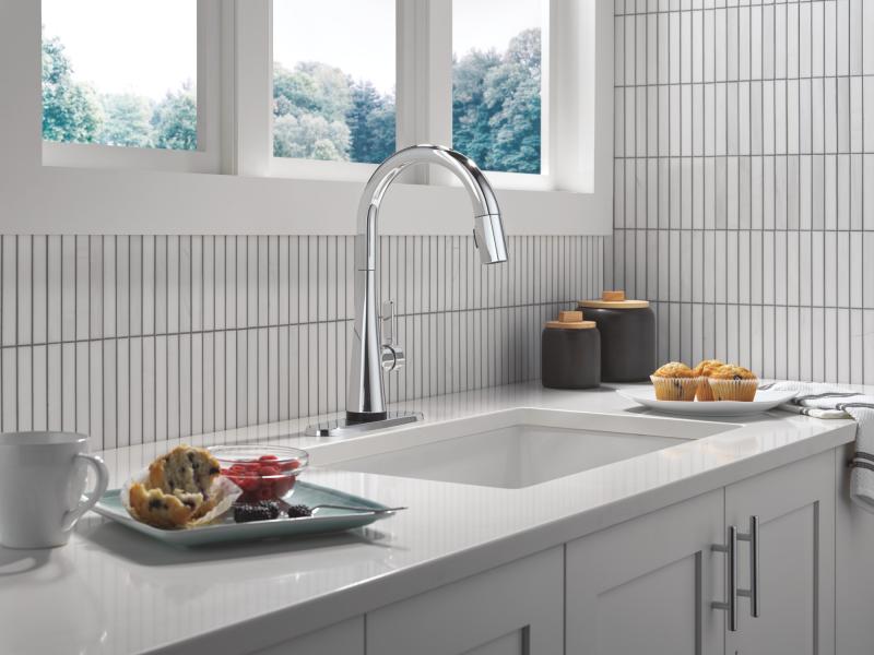 DELTA Monrovia Touch2O Technology Kitchen Faucet with Touchless Technology — Lumicoat® Chrome