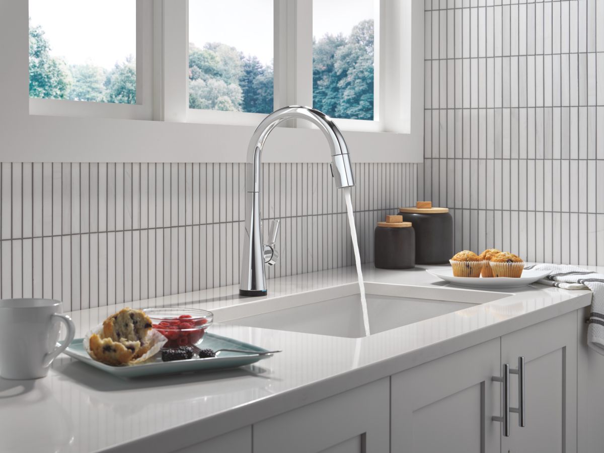 DELTA Monrovia Touch2O Technology Kitchen Faucet with Touchless Technology — Lumicoat® Chrome