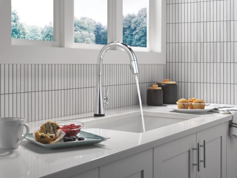 DELTA Monrovia Touch2O Technology Kitchen Faucet with Touchless Technology — Lumicoat® Chrome