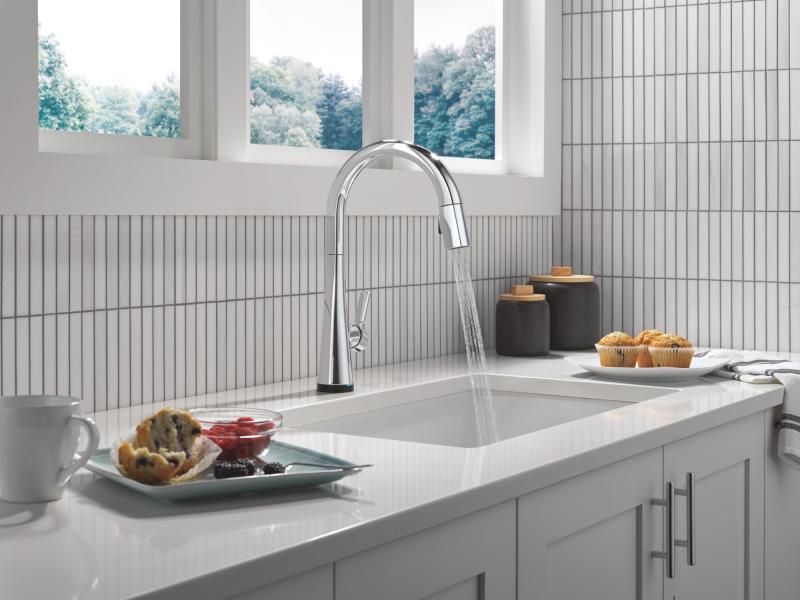 DELTA Monrovia Touch2O Technology Kitchen Faucet with Touchless Technology — Lumicoat® Chrome