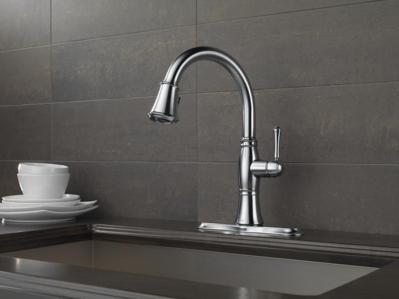 DELTA Cassidy Single Handle Pull-Down Kitchen Faucet — Lumicoat® Arctic Stainless