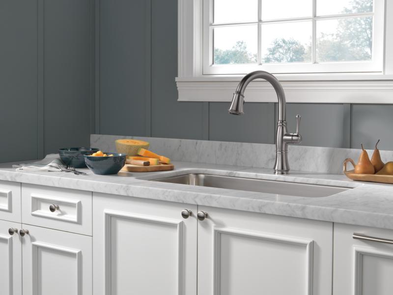 DELTA Cassidy Single Handle Pull-Down Kitchen Faucet — Lumicoat® Arctic Stainless