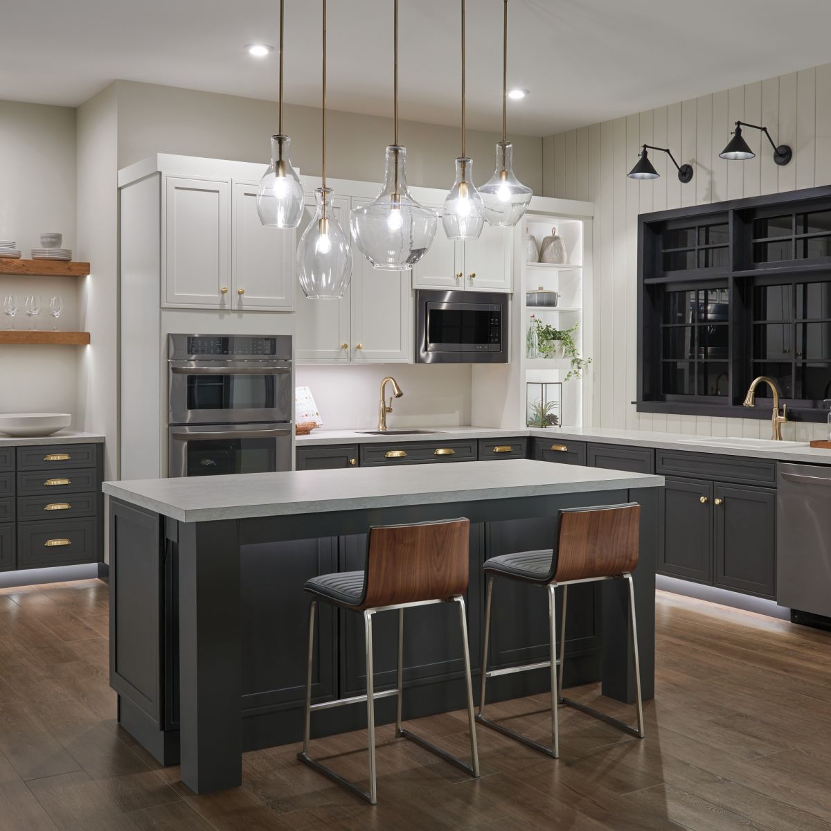 DELTA Cassidy Single Handle Pull-Down Kitchen Faucet — Lumicoat® Champagne Bronze