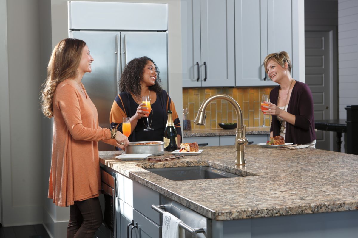 DELTA Cassidy Single Handle Pull-Down Kitchen Faucet — Lumicoat® Champagne Bronze