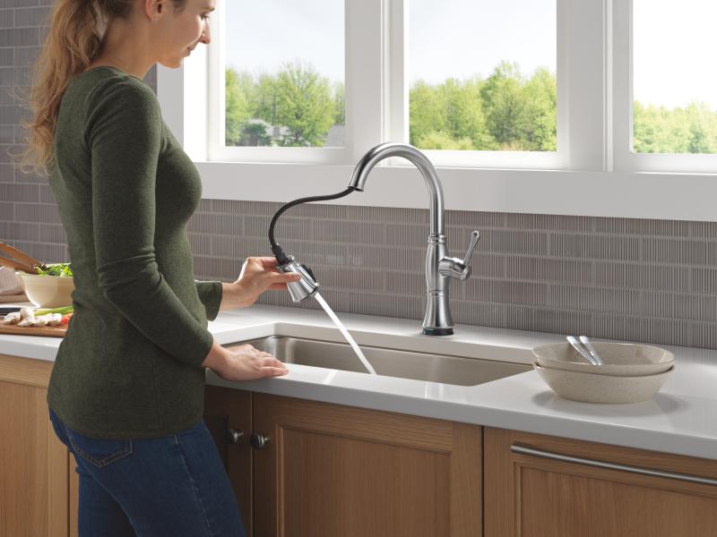 DELTA Cassidy Touch2O Technology Kitchen Faucet with Touchless Technology — Lumicoat® Arctic Stainless