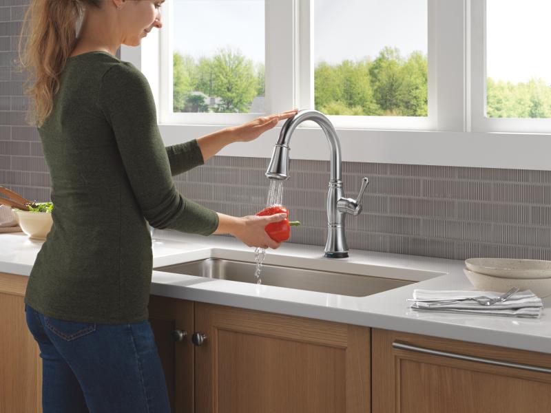 DELTA Cassidy Touch2O Technology Kitchen Faucet with Touchless Technology — Lumicoat® Arctic Stainless