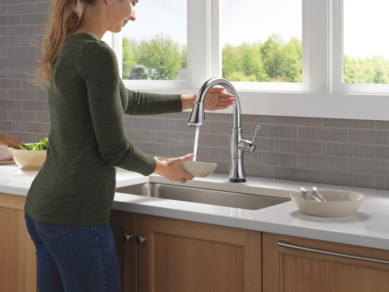 DELTA Cassidy Touch2O Technology Kitchen Faucet with Touchless Technology — Lumicoat® Arctic Stainless