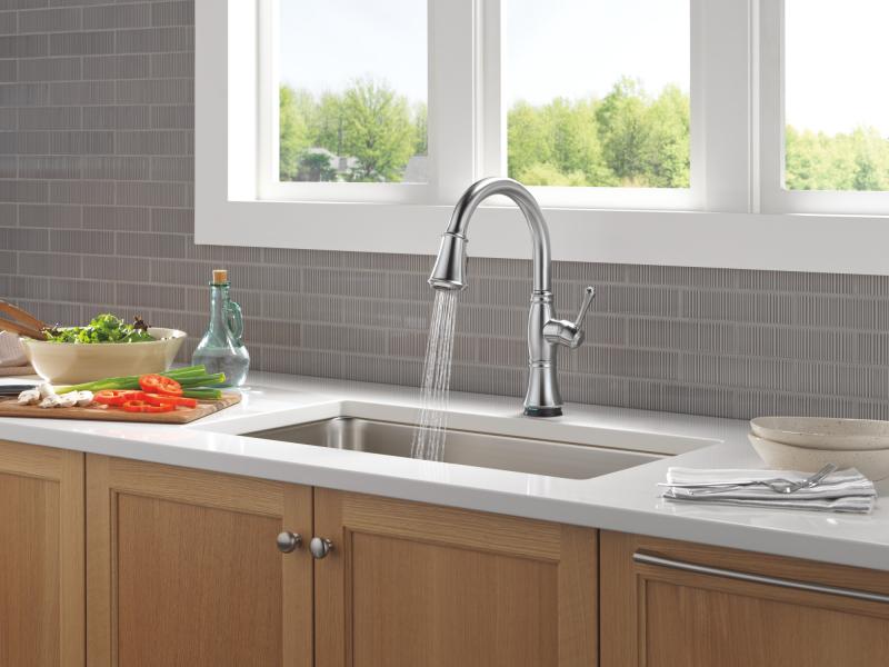 DELTA Cassidy Touch2O Technology Kitchen Faucet with Touchless Technology — Lumicoat® Arctic Stainless