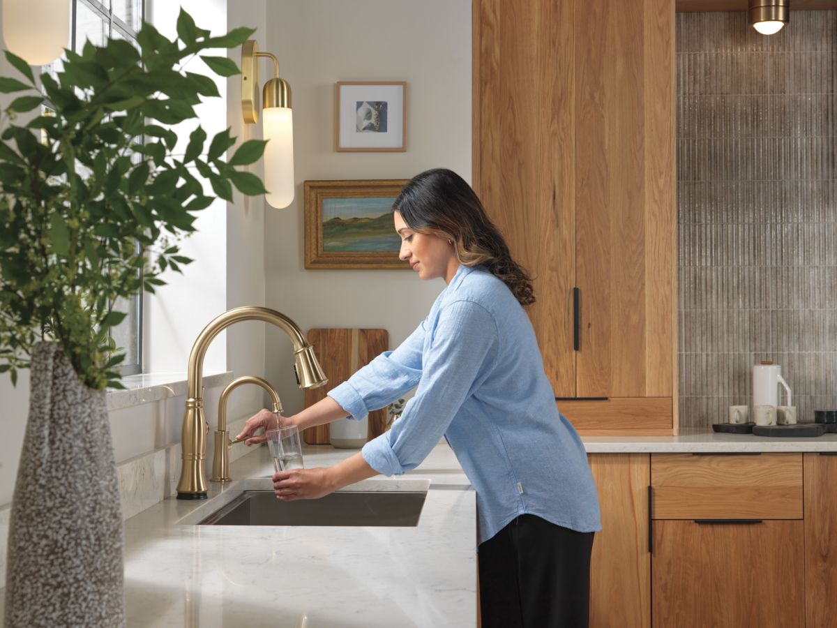DELTA Cassidy Touch2O Technology Kitchen Faucet with Touchless Technology — Lumicoat® Champagne Bronze