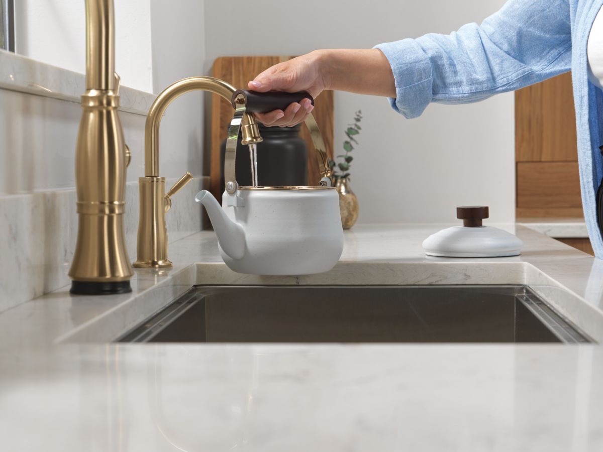 DELTA Cassidy Touch2O Technology Kitchen Faucet with Touchless Technology — Lumicoat® Champagne Bronze