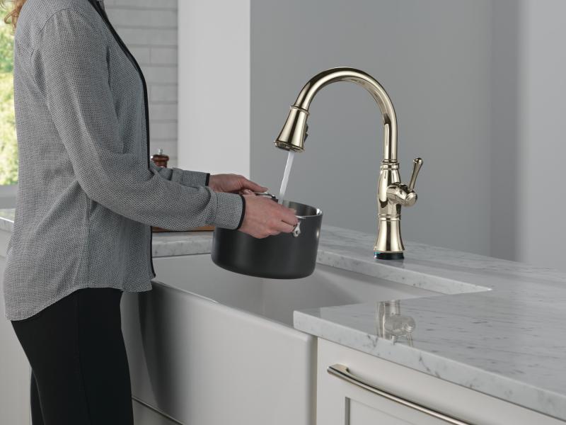 DELTA Cassidy Touch2O Technology Kitchen Faucet with Touchless Technology — Lumicoat® Polished Nickel