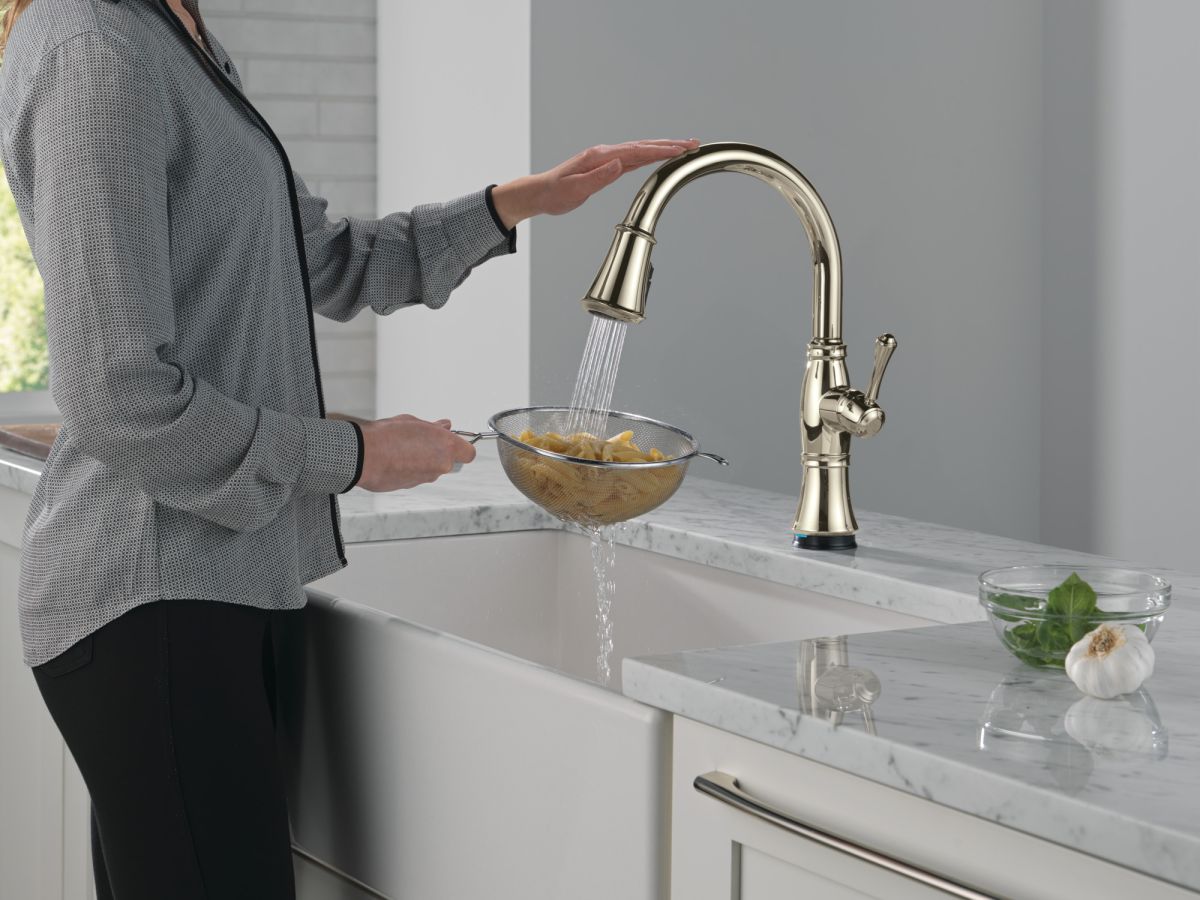 DELTA Cassidy Touch2O Technology Kitchen Faucet with Touchless Technology — Lumicoat® Polished Nickel