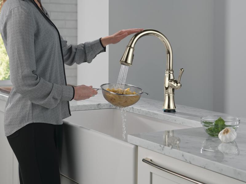 DELTA Cassidy Touch2O Technology Kitchen Faucet with Touchless Technology — Lumicoat® Polished Nickel