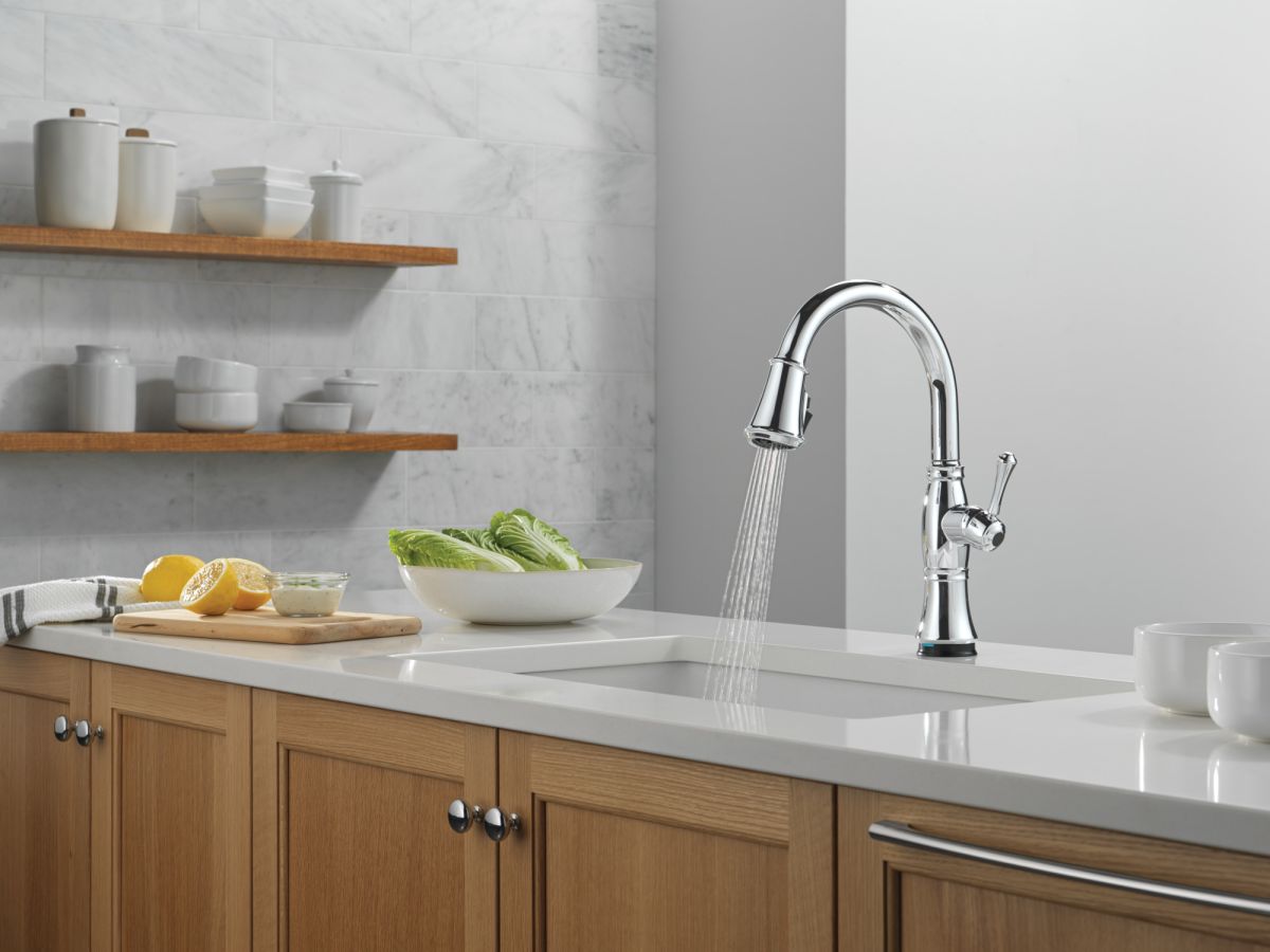 DELTA Cassidy Touch2O Technology Kitchen Faucet with Touchless Technology — Lumicoat® Chrome