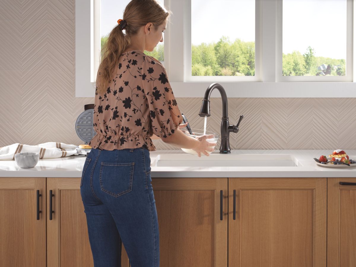 DELTA Cassidy Touch2O Technology Kitchen Faucet with Touchless Technology — Venetian Bronze