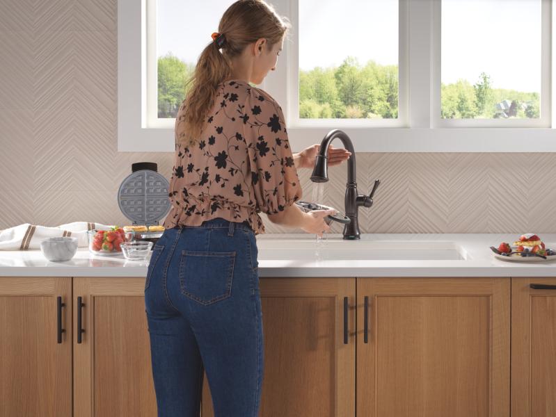 DELTA Cassidy Touch2O Technology Kitchen Faucet with Touchless Technology — Venetian Bronze