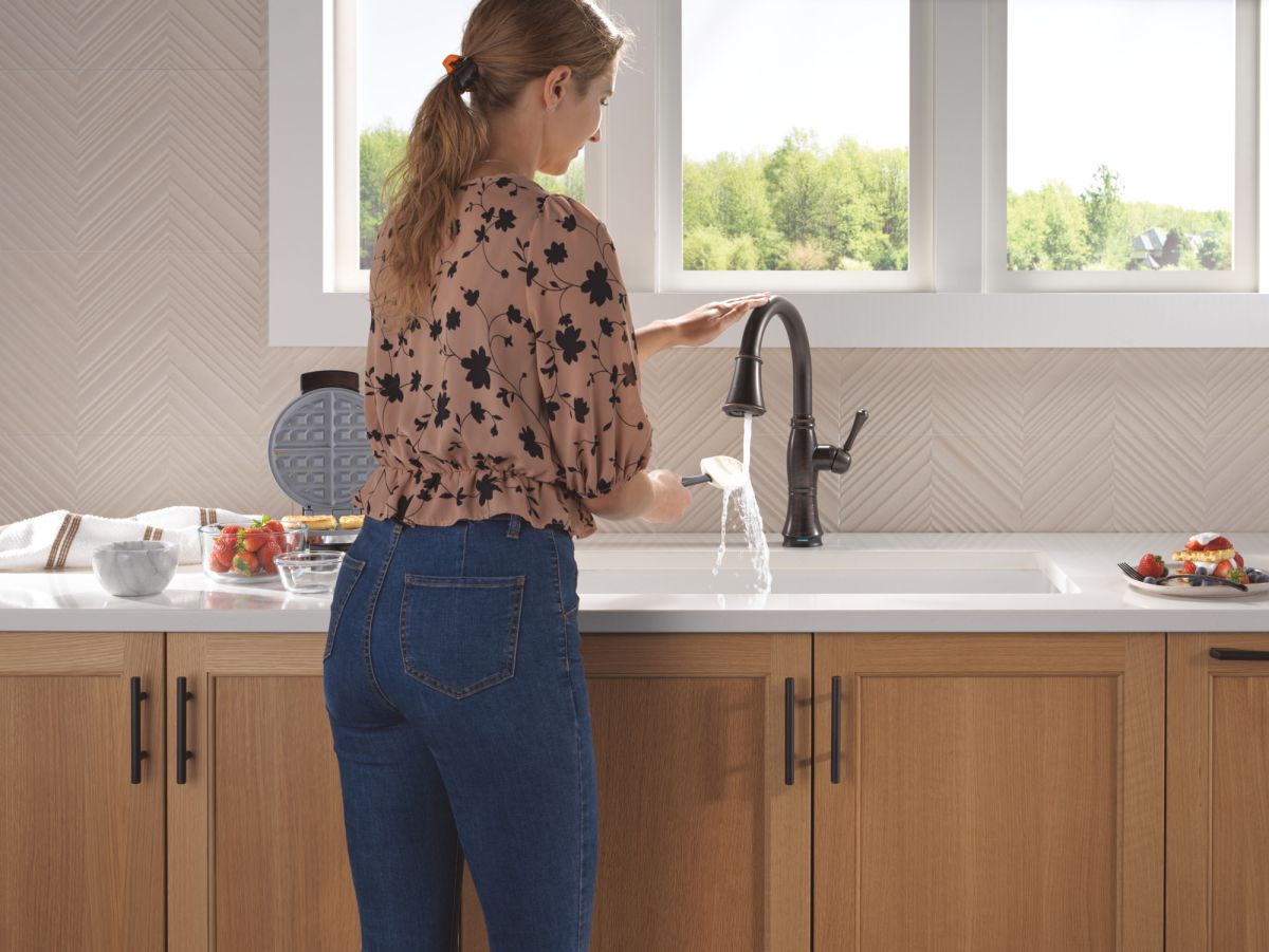 DELTA Cassidy Touch2O Technology Kitchen Faucet with Touchless Technology — Venetian Bronze
