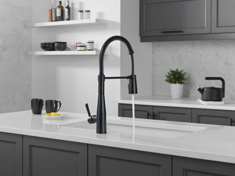 DELTA Essa Single-Handle Pull-Down Spring Kitchen Faucet — Matte Black
