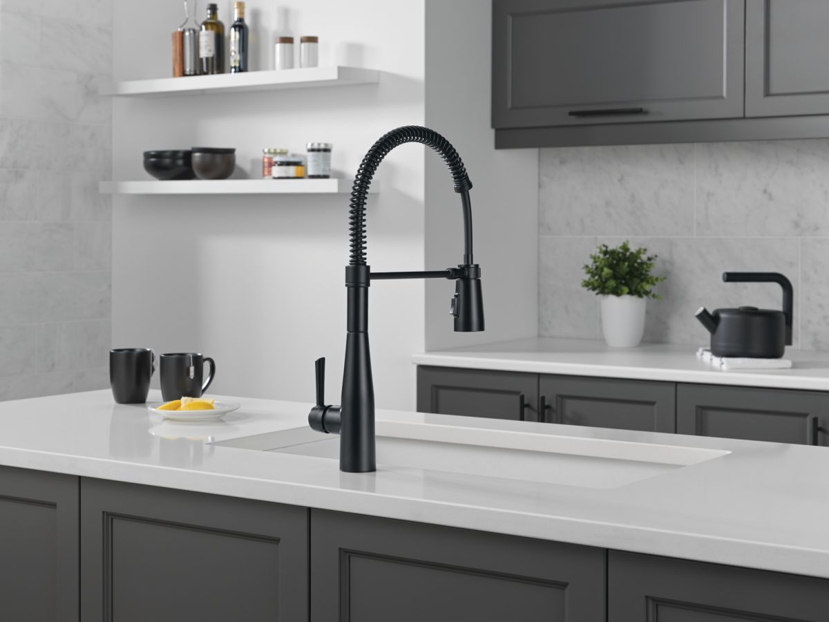 DELTA Essa Single-Handle Pull-Down Spring Kitchen Faucet — Matte Black