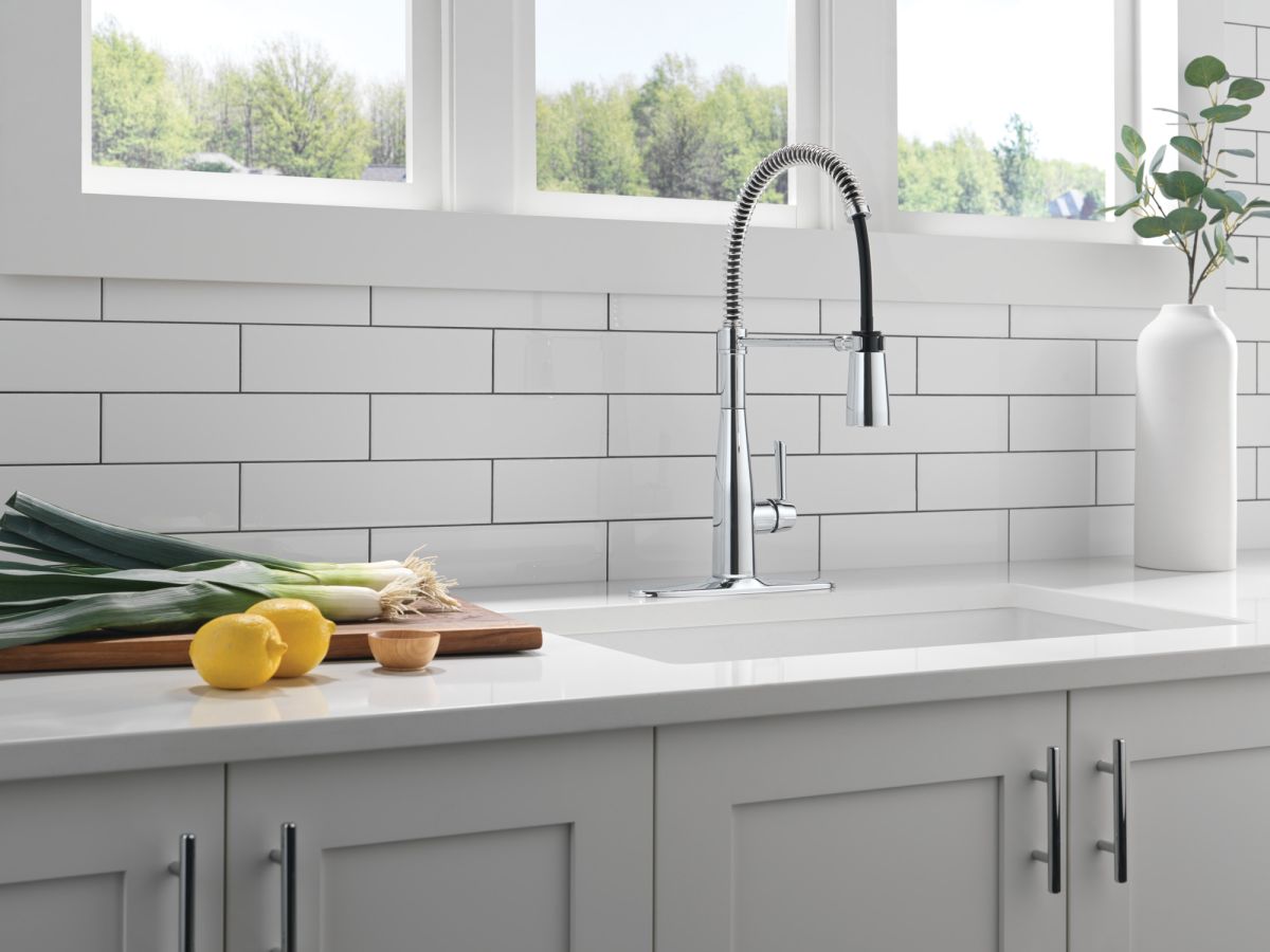DELTA Essa Single-Handle Pull-Down Spring Kitchen Faucet — Chrome