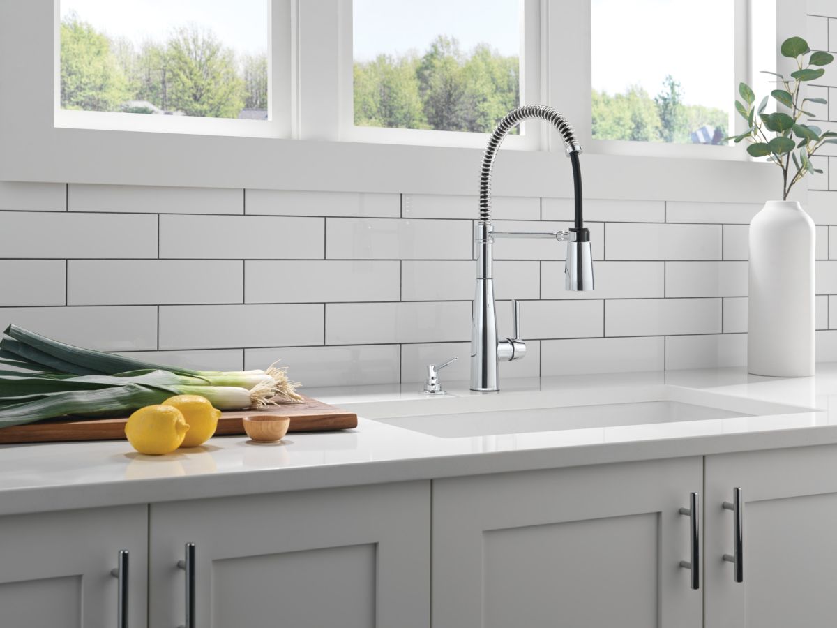 DELTA Essa Single-Handle Pull-Down Spring Kitchen Faucet — Chrome