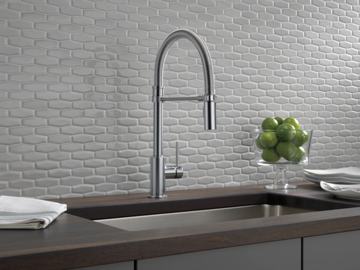 DELTA Trinsic Single-Handle Pull-Down Spring Kitchen Faucet — Arctic Stainless