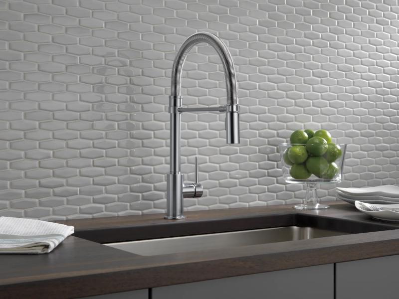 DELTA Trinsic Single-Handle Pull-Down Spring Kitchen Faucet — Arctic Stainless