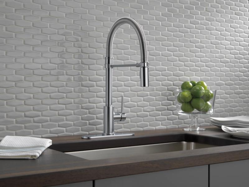 DELTA Trinsic Single-Handle Pull-Down Spring Kitchen Faucet — Arctic Stainless