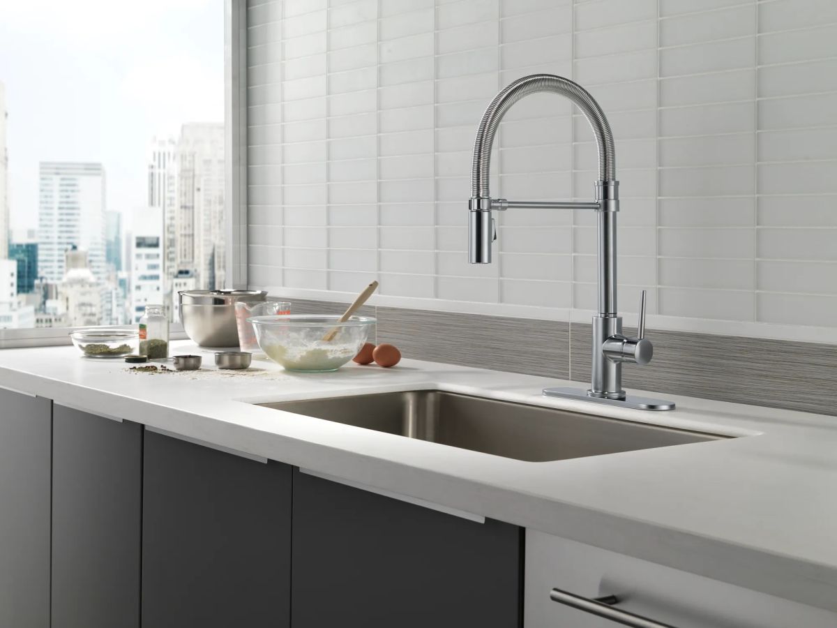 DELTA Trinsic Single-Handle Pull-Down Spring Kitchen Faucet — Arctic Stainless