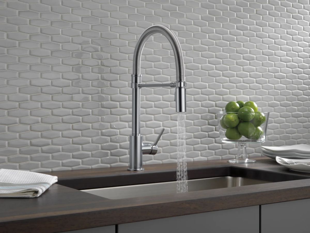 DELTA Trinsic Single-Handle Pull-Down Spring Kitchen Faucet — Arctic Stainless
