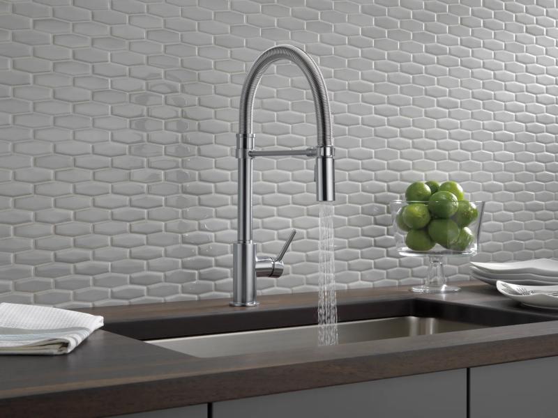 DELTA Trinsic Single-Handle Pull-Down Spring Kitchen Faucet — Arctic Stainless