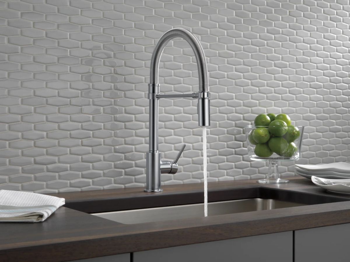 DELTA Trinsic Single-Handle Pull-Down Spring Kitchen Faucet — Arctic Stainless