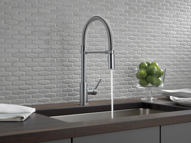 DELTA Trinsic Single-Handle Pull-Down Spring Kitchen Faucet — Arctic Stainless