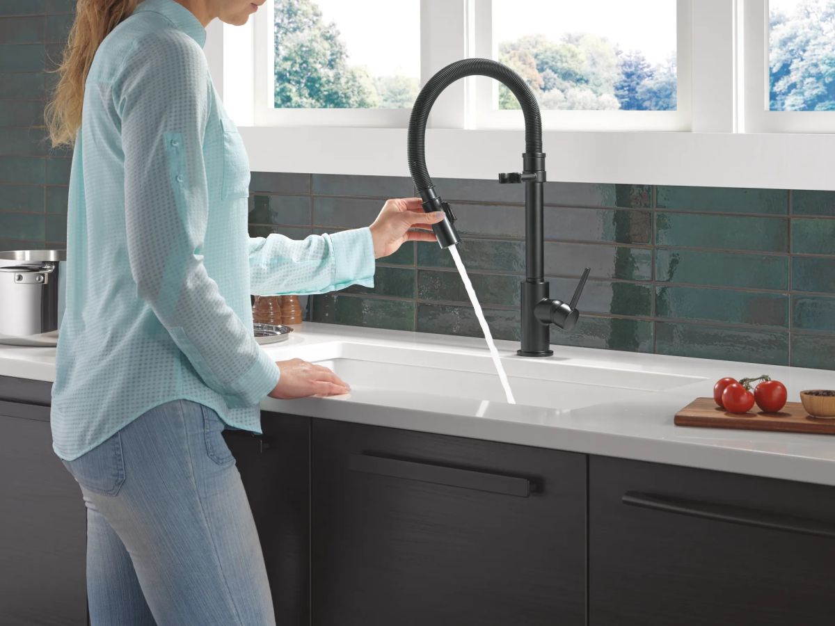 DELTA Trinsic Single-Handle Pull-Down Spring Kitchen Faucet — Matte Black