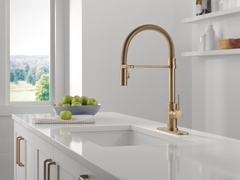 DELTA Trinsic Single-Handle Pull-Down Spring Kitchen Faucet — Champagne Bronze