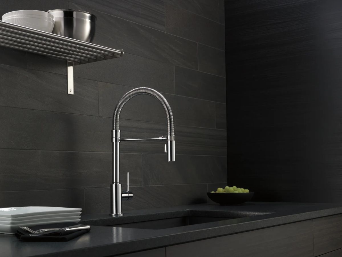 DELTA Trinsic Single-Handle Pull-Down Spring Kitchen Faucet — Chrome