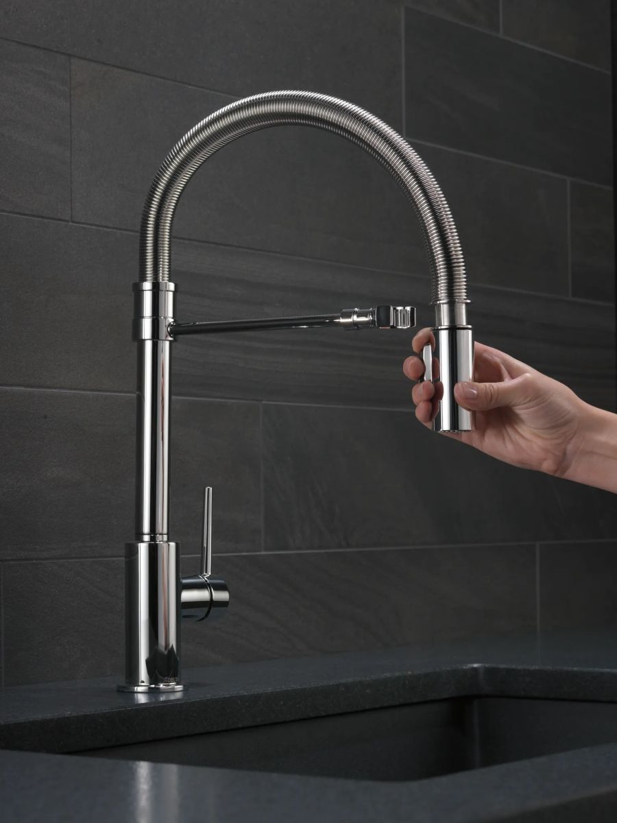 DELTA Trinsic Single-Handle Pull-Down Spring Kitchen Faucet — Chrome