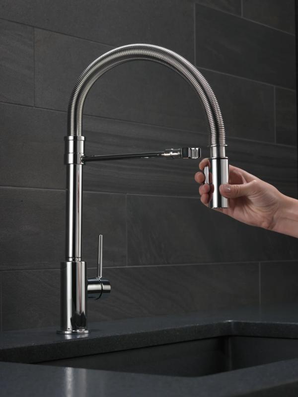 DELTA Trinsic Single-Handle Pull-Down Spring Kitchen Faucet — Chrome