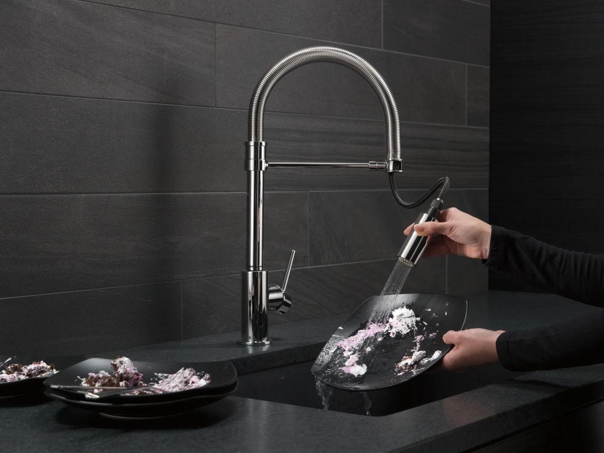 DELTA Trinsic Single-Handle Pull-Down Spring Kitchen Faucet — Chrome