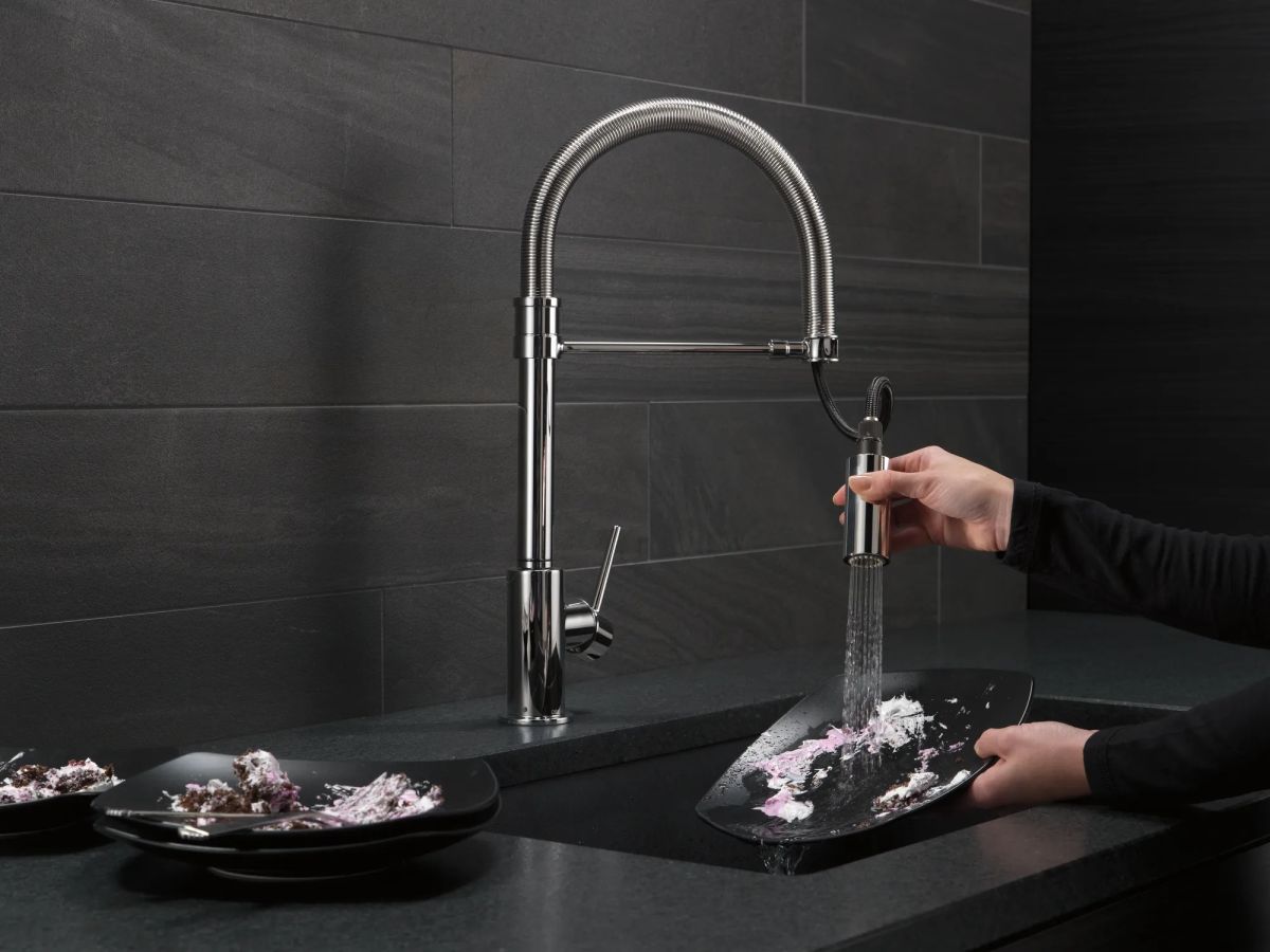 DELTA Trinsic Single-Handle Pull-Down Spring Kitchen Faucet — Chrome