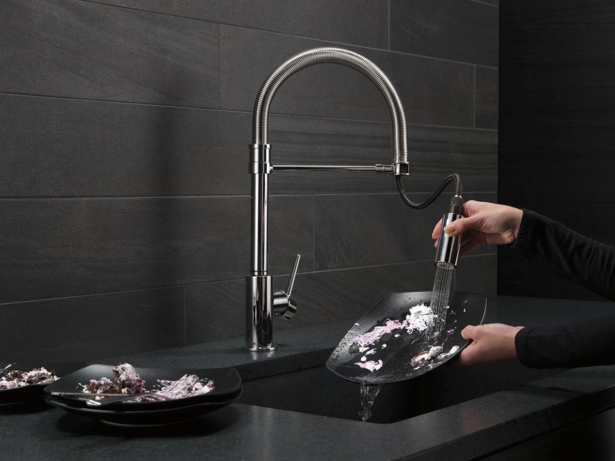 DELTA Trinsic Single-Handle Pull-Down Spring Kitchen Faucet — Chrome