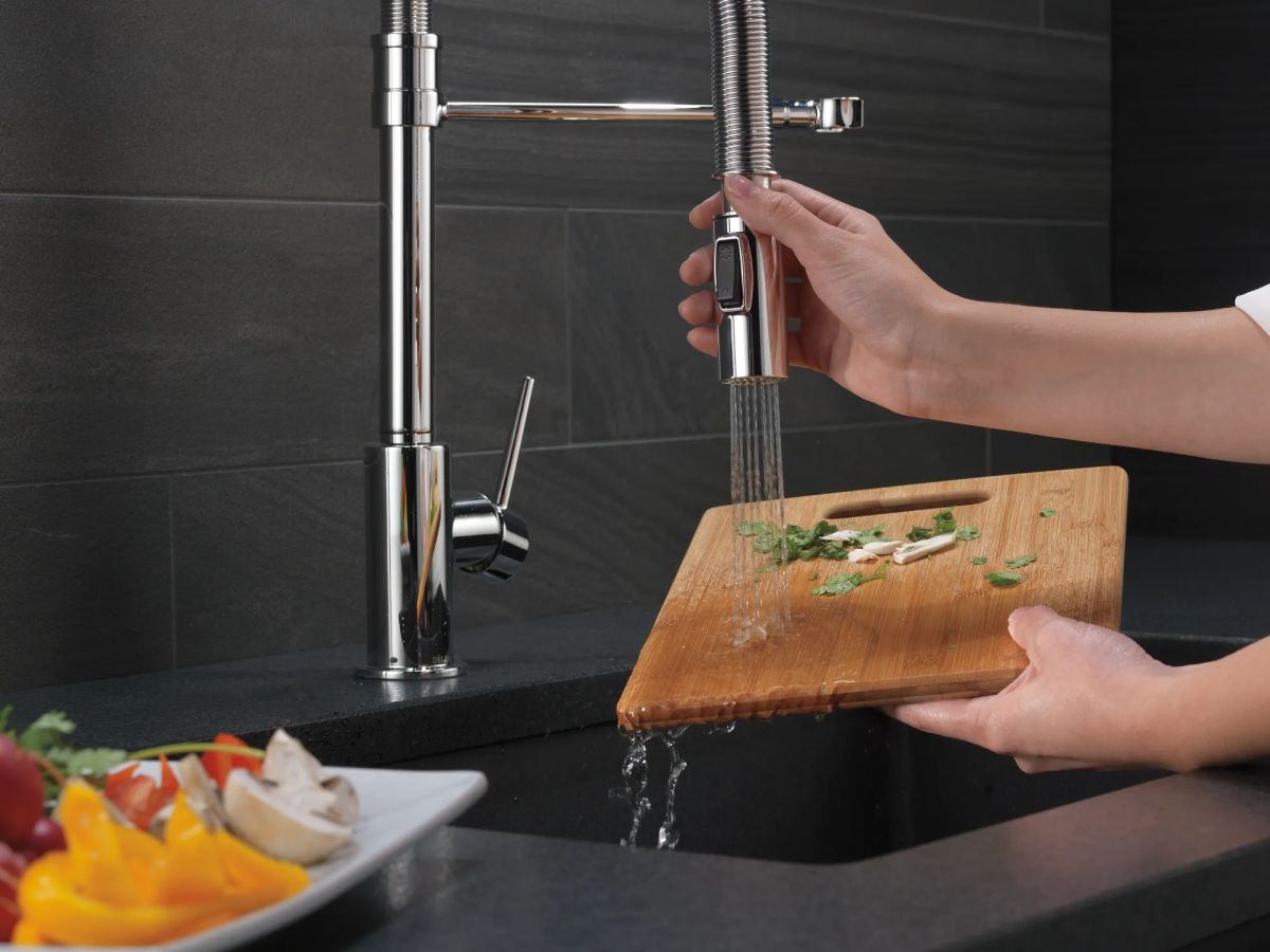 DELTA Trinsic Single-Handle Pull-Down Spring Kitchen Faucet — Chrome