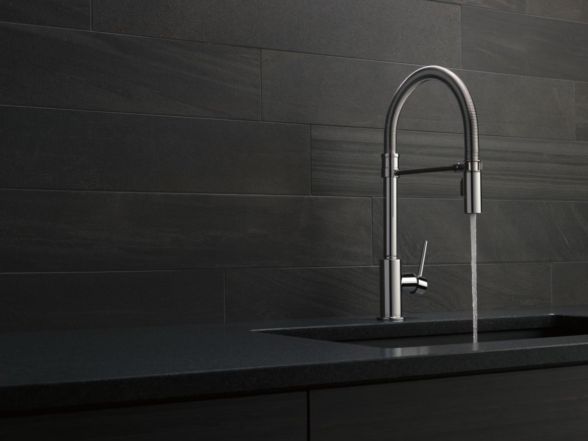 DELTA Trinsic Single-Handle Pull-Down Spring Kitchen Faucet — Chrome