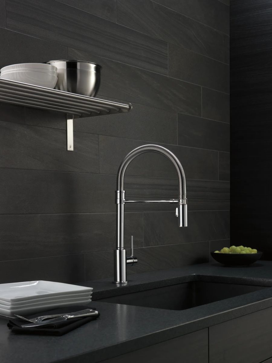 DELTA Trinsic Single-Handle Pull-Down Spring Kitchen Faucet — Chrome