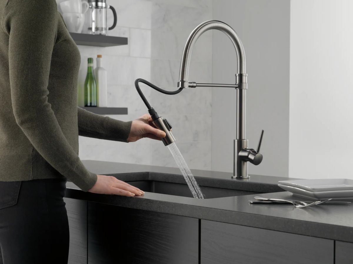 DELTA Trinsic Single-Handle Pull-Down Spring Kitchen Faucet — Black Stainless