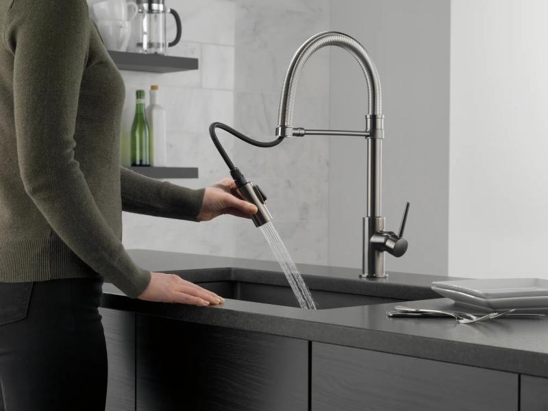 DELTA Trinsic Single-Handle Pull-Down Spring Kitchen Faucet — Black Stainless