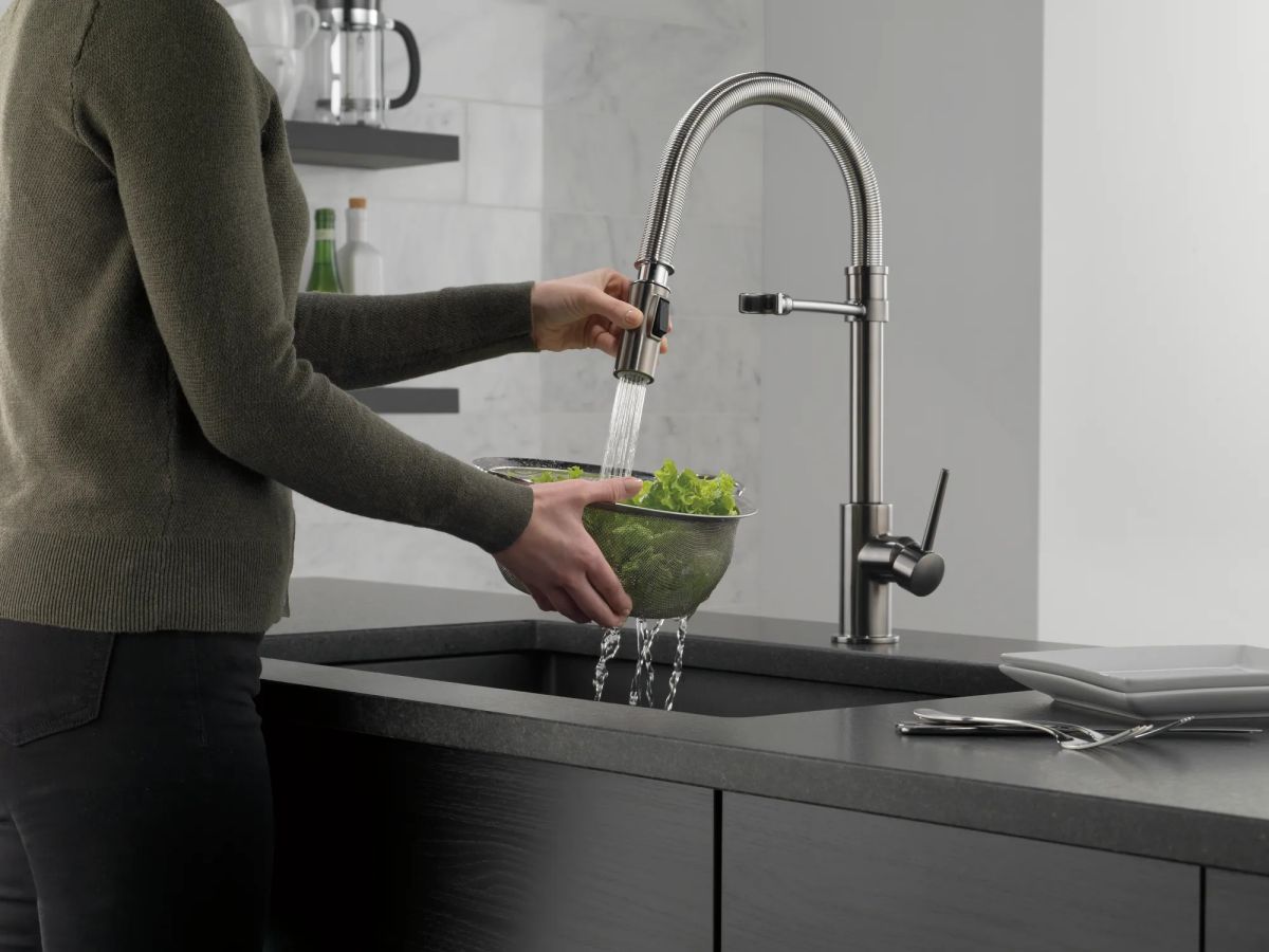 DELTA Trinsic Single-Handle Pull-Down Spring Kitchen Faucet — Black Stainless