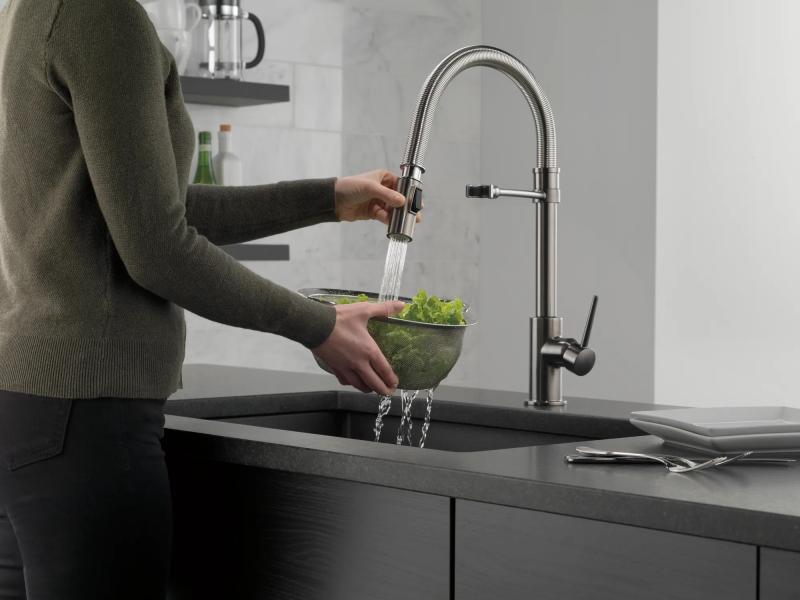 DELTA Trinsic Single-Handle Pull-Down Spring Kitchen Faucet — Black Stainless