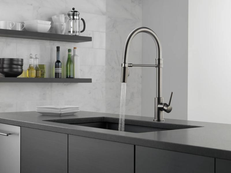 DELTA Trinsic Single-Handle Pull-Down Spring Kitchen Faucet — Black Stainless